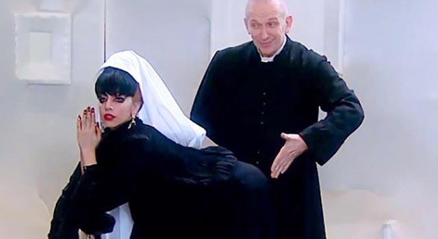 Vestido de padre, Jean-Paul Gaultier dá tapinha no bumbum de Lady Gaga O Fuxico/Reprodução