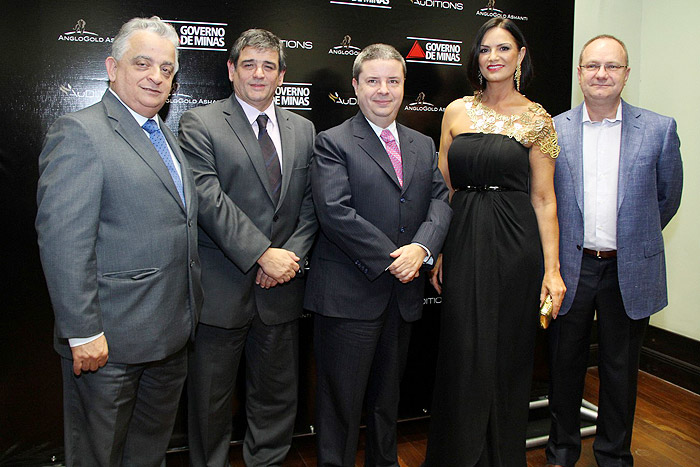 Luiza Brunet posa ao lado dos executivos da empresa