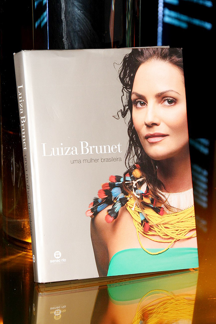 A beldade lançou o livro Luiza Brinet - Uma Mulher Brasileira 