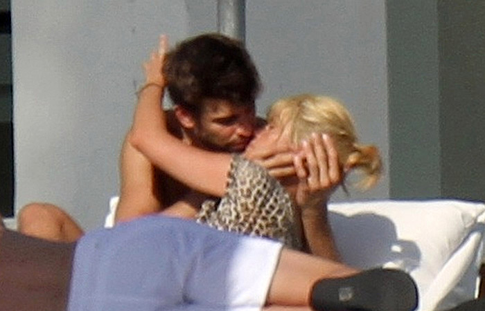 Shakira e Piqué são flagrados aos beijos, em Miami - Grosby
