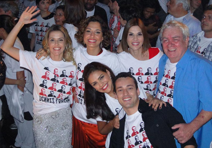 Deborah Secco, Camila Pitanga, Paloma Bernardi, Rodrigo Andrade e José Augusto Branco usaram uma camiseta em homenagem a Dennis Carvalho