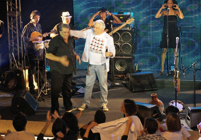 Dennis Carvalho subiu ao palco ao lado de Antônio Fagundes