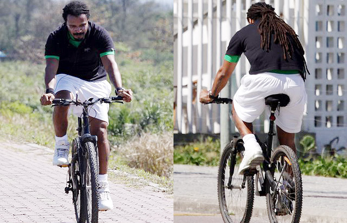 Marcelo Falcão anda de bicicleta na orla carioca - agnews