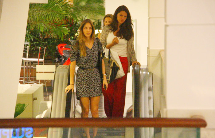 Daniella Sarahyba passeia em shopping com amigas - agnews