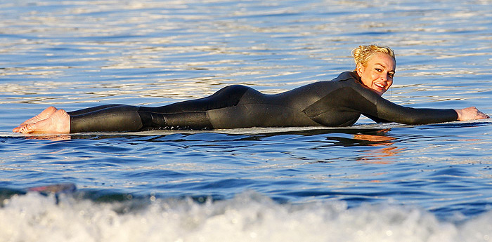 Lindsay Lohan é clicada praticando surf, em Los Angeles - Grosby Group