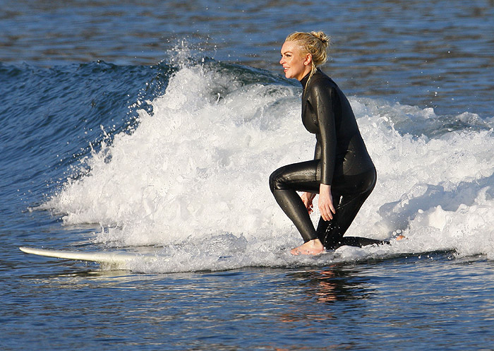 Lindsay Lohan é clicada praticando surf, em Los Angeles - Grosby Group