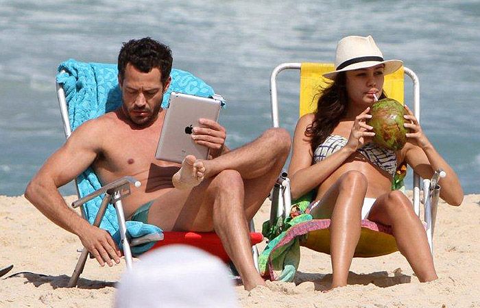 Malvino Salvador e Sophie Charlotte curtem praia juntinhos - agnews