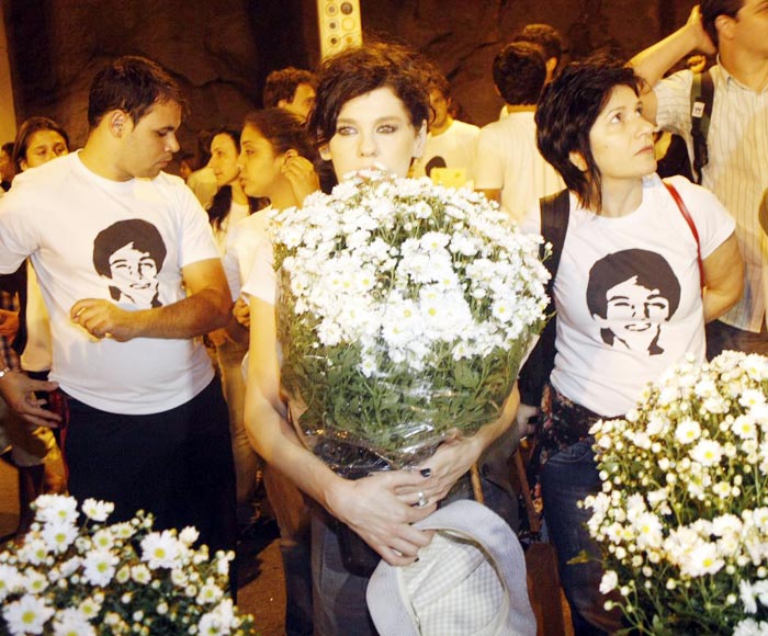 Bárbara Paz levou flores brancas. 