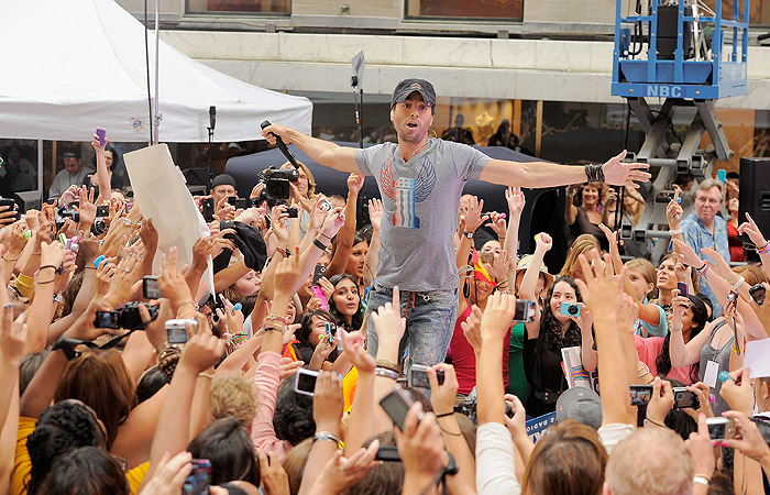 Enrique Iglesias quase beija fã na boca em apresentação - Getty Images