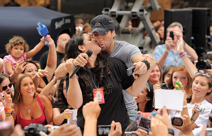 Enrique Iglesias quase beija fã na boca em apresentação - Getty Images