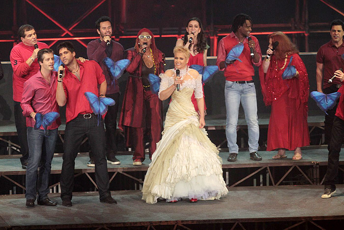 Xuxa canta com intérpretes da MPB
