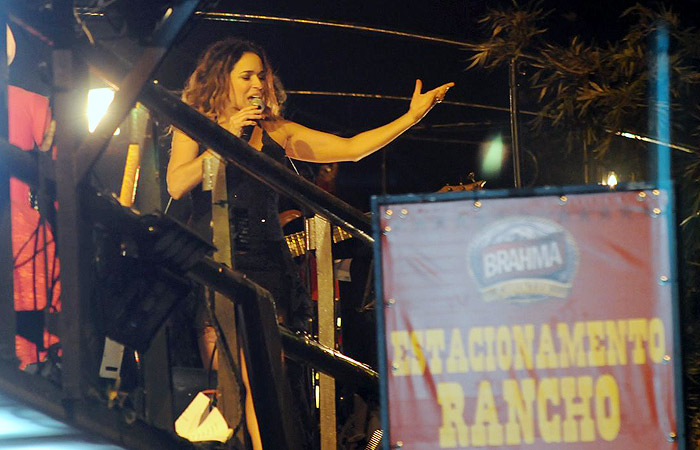 Daniela Mercury ganha boneco do Picapau na Festa de Barretos