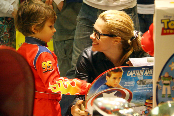 José mostrou para a mãe qual brinquedo queria. 