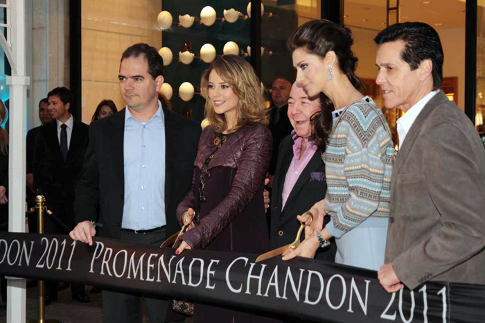 Paola Oliveira e Maria Fernanda Cândido cortam a faixa de inauguração