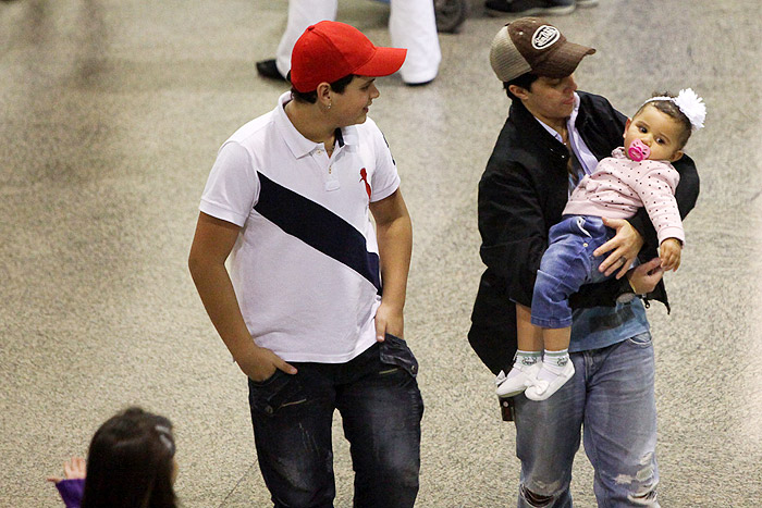 A filha caçula da dançarina, Valentina Yasmin, também estava no aeroporto