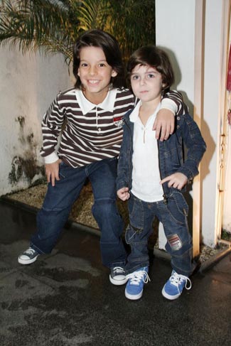O menino Gabriel Pelícia (à direita) que vive Quinzinho
