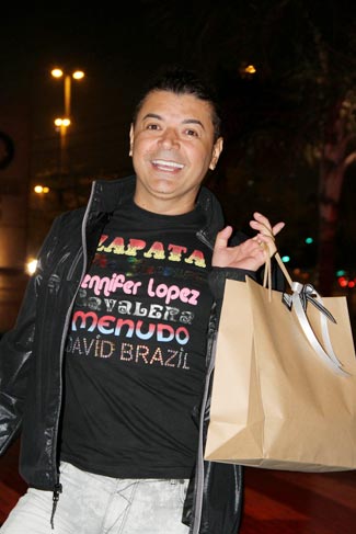 David Brazil chegou com um presente. 