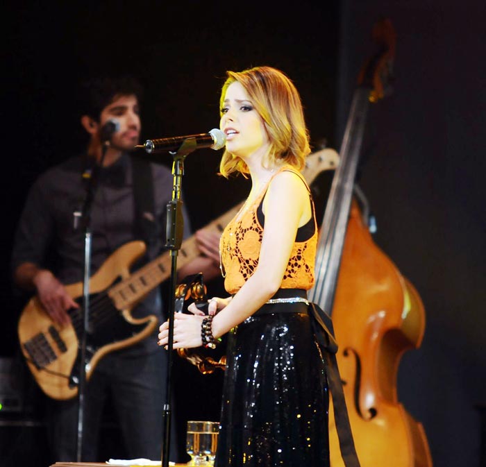 Cantora se mostrou bem a vontade no palco. 