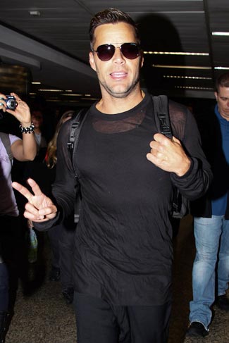 Ricky Martin acenou para os fotógrafos