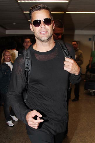 Ricky Martin foi fotografado no aeroporto de Guarulhos