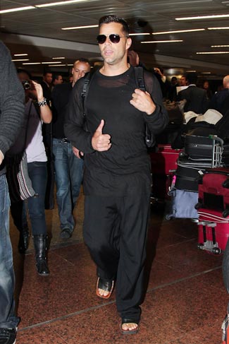 Ricky Martin circulou de mochila pelo aeroporto