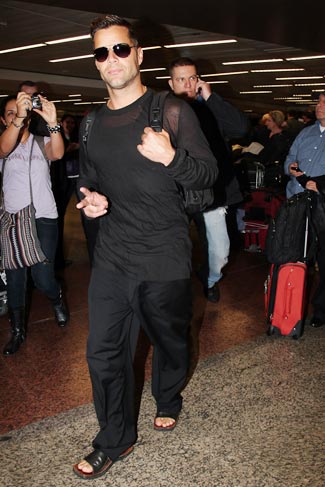 Ricky Martin desembarcou acompanhado pelo namorado