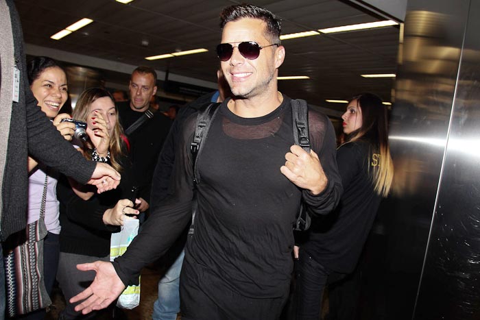 Ao desembarcar, Ricky Martin foi cercado pelos fãs