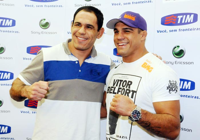 Os lutadores Minotauro e Vitor Belfort