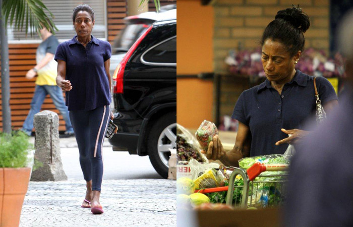 De chinelo, Glória Maria faz compras em mercado no Rio