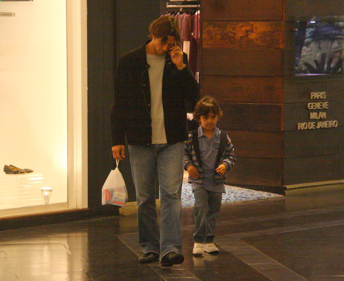 Vladimir Brichta passeia com o filho caçula em shopping