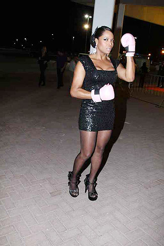 Adriana Bombom brinca com luvas de boxe