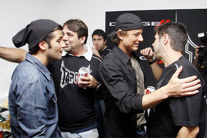 Bruno e Marcelo Novaes colocam a conversa em dia com os amigos nos bastidores