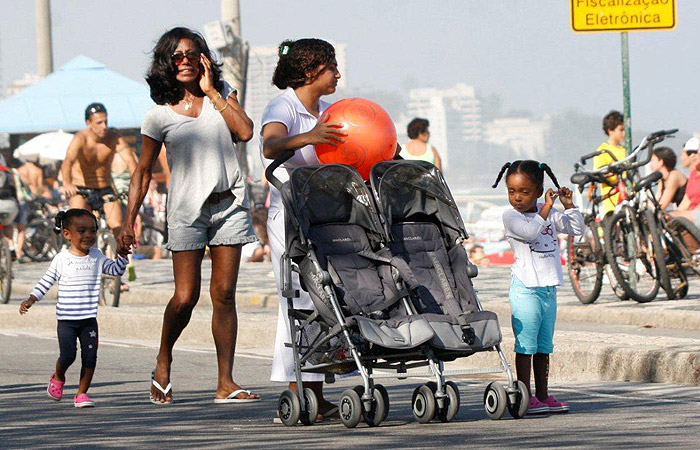 Glória Maria passeia com as filhas e é tietada por fãs, no Rio - Ag News