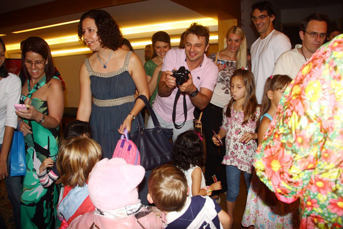 Cássio Reis tirou fotos do filho com os personagens da peça. 
