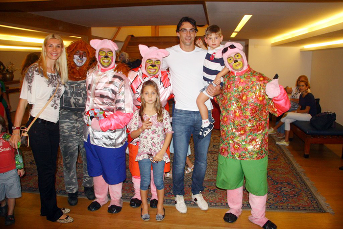O jogador Giba e sua família também tiraram fotos com os personagens do elenco. 