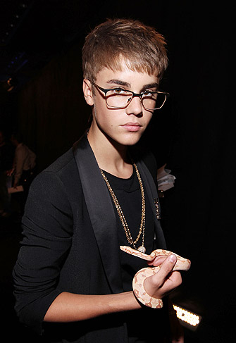 Justin Bieber aparece no VMA com uma cobra na mão
