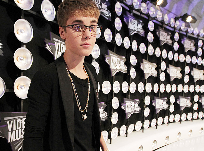 Justin Bieber usou óculos e pingente de caveira