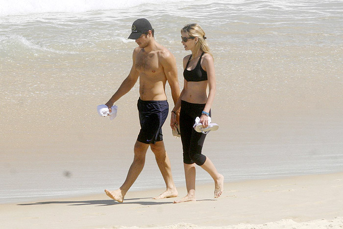 Yasmin Brunet e o namorado, Evandro Soldati, passearam na praia de Ipanema