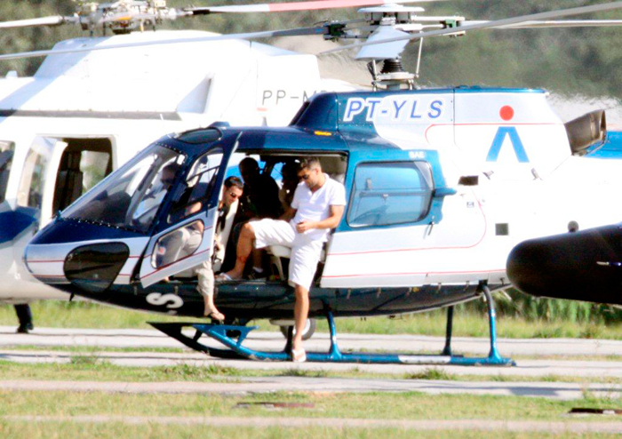 Cantor fez um passeio de helicóptero