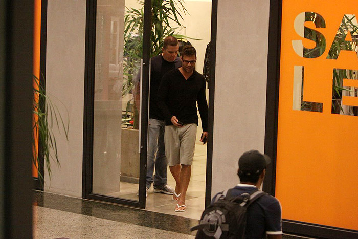 Ricky Martin faz compras em shopping carioca