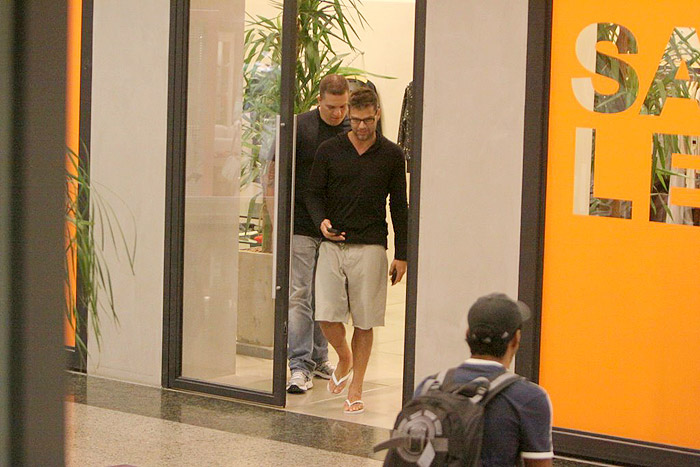 Ricky Martin faz compras em shopping carioca