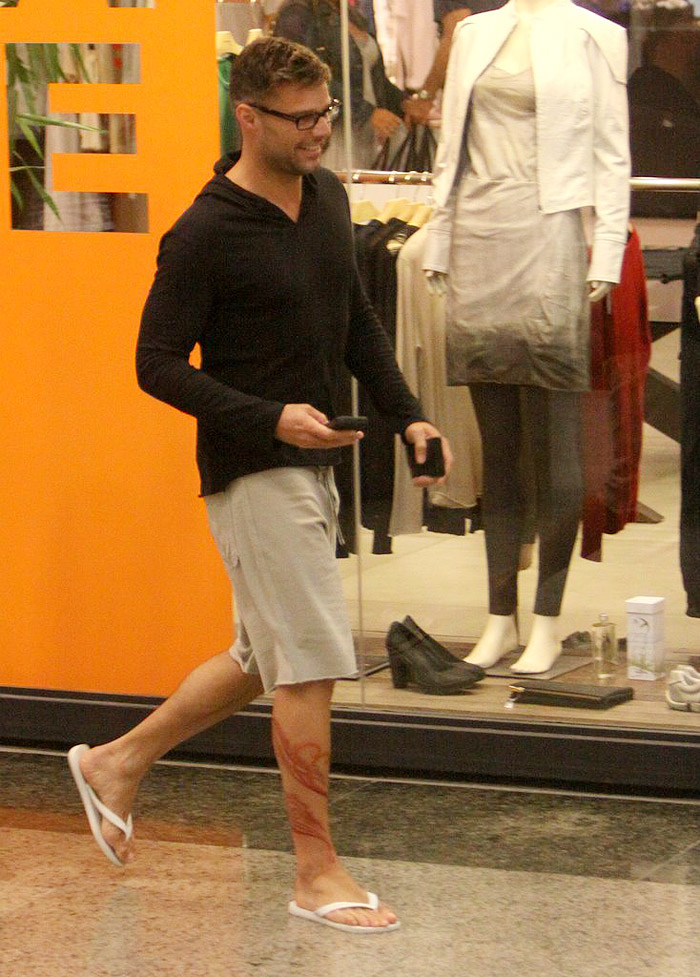 Ricky Martin faz compras em shopping carioca