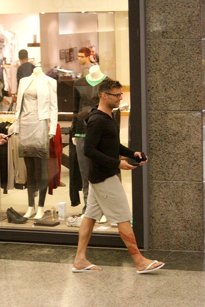 Ricky Martin faz compras em shopping carioca