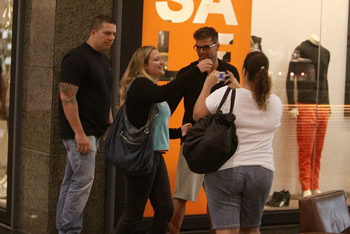 Ricky Martin faz compras em shopping carioca