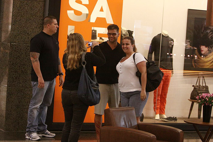 Ricky Martin faz compras em shopping carioca