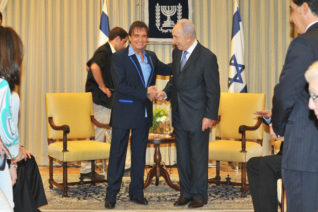 Roberto encontra Shimon Peres e fala de paz e música