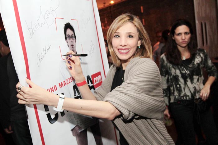 Elenco autografou cartaz do filme. 