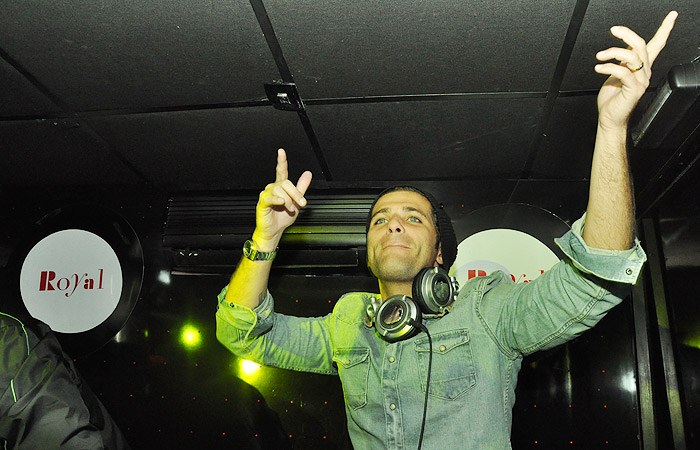 Bruno Gagliasso dá uma de DJ em boate paulista