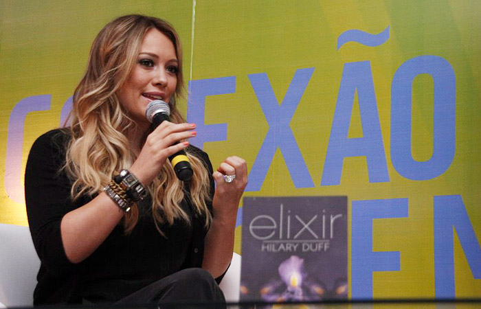 Hilary Duff lança seu livro na Bienal do Rio de Janeiro