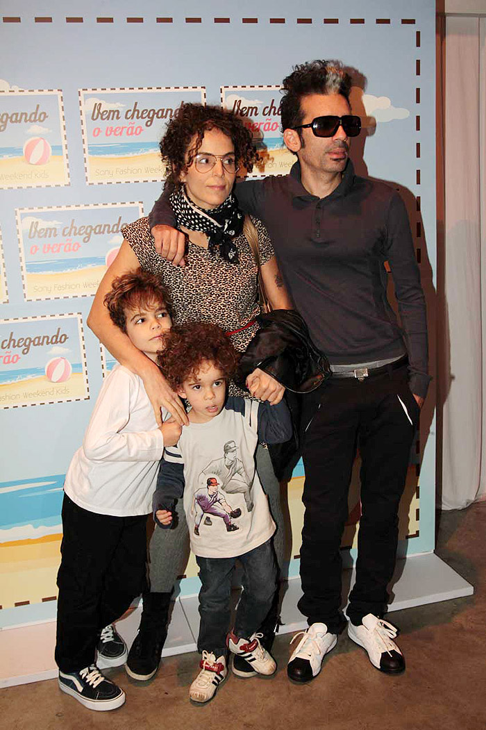 Max de Castro com mulher e filhos